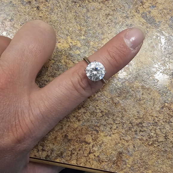 Elegant Silver Ring with Clear Gemstone